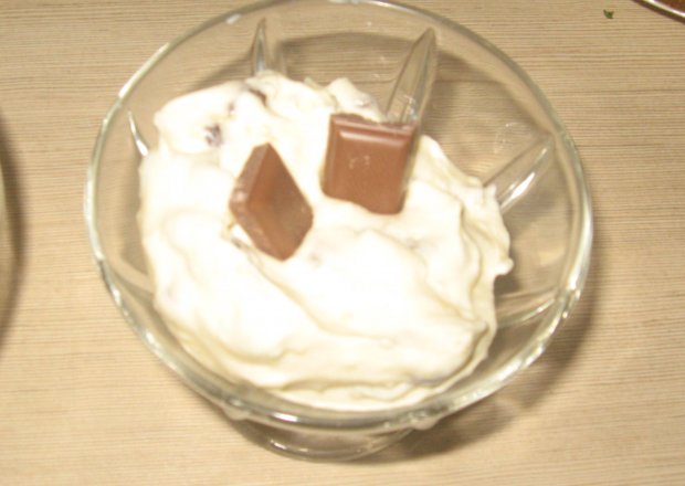 Fotografia przedstawiająca Deser śmietanowo-czekoladowy biały