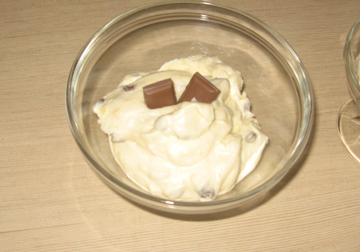 Deser śmietanowo-czekoladowy biały foto