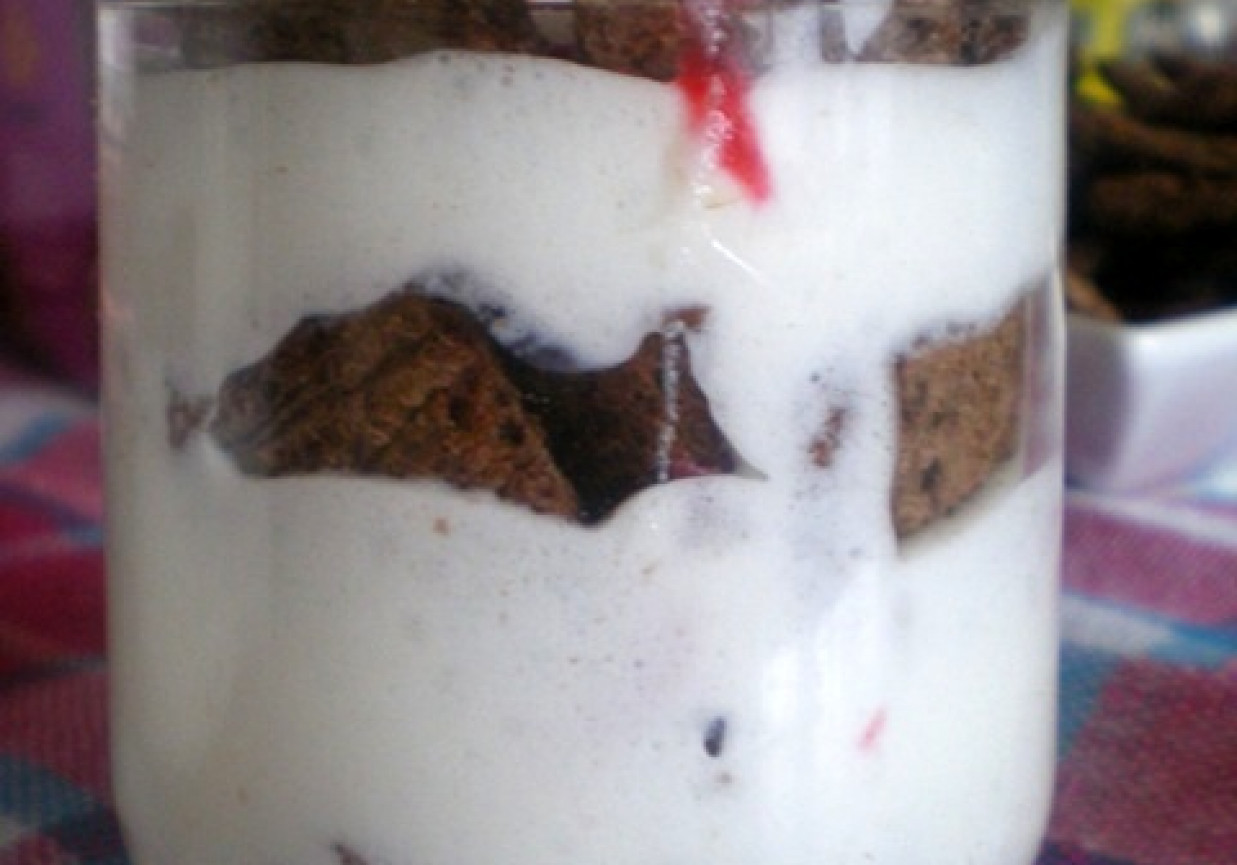 Deser śmietanowo-malinowy z ciasteczkami foto