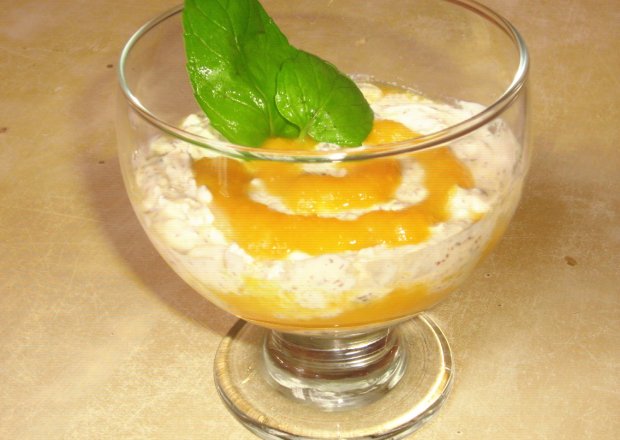 Fotografia przedstawiająca deser stracciatella z brzoskwinią