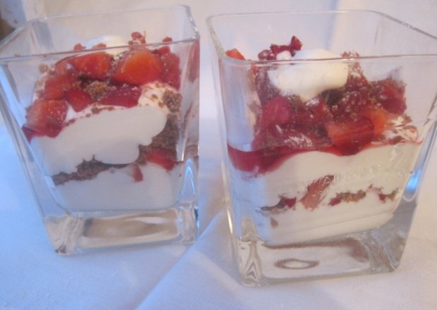 Fotografia przedstawiająca Deser truskawkowo-jogurtowy z dodatkiem nalewki truskawkowej