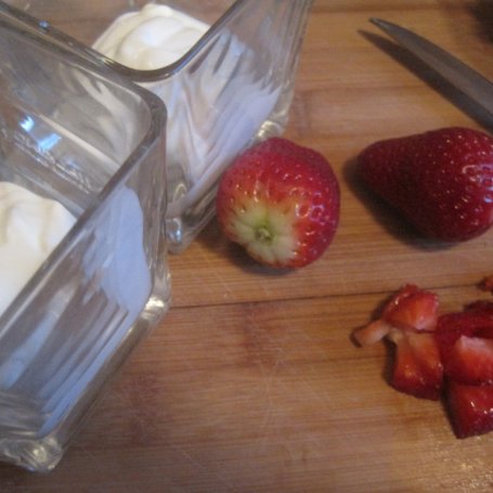 Krok 1 - Deser truskawkowo-jogurtowy z dodatkiem nalewki truskawkowej foto