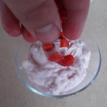 Krok 4 - Deser truskawkowy do pucharków na zimno  foto