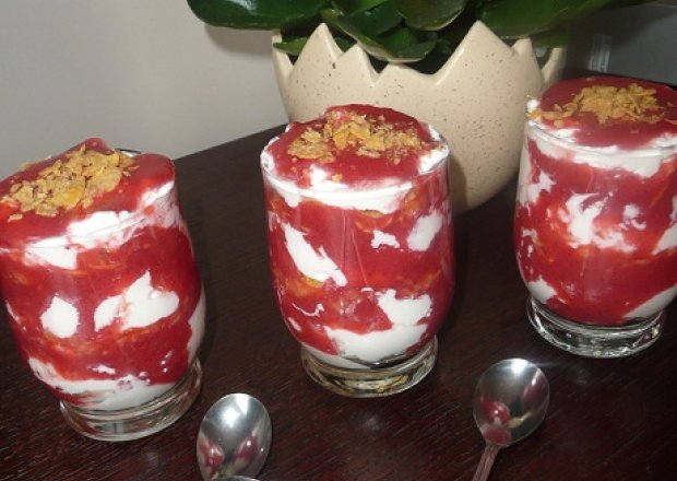 Fotografia przedstawiająca deser truskawkowy z mascarpone
