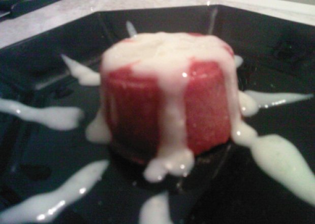 Fotografia przedstawiająca Deser truskawkowy z sosem waniliowym