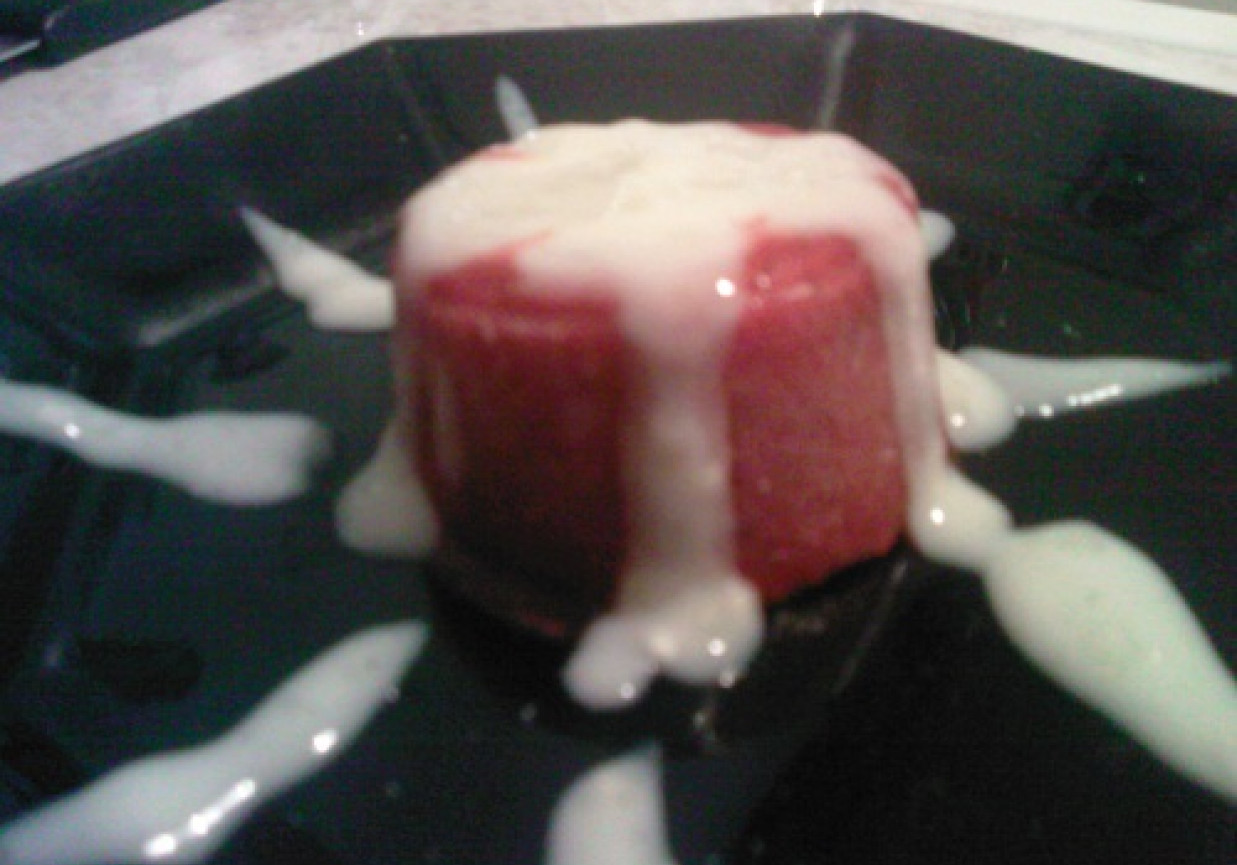 Deser truskawkowy z sosem waniliowym foto