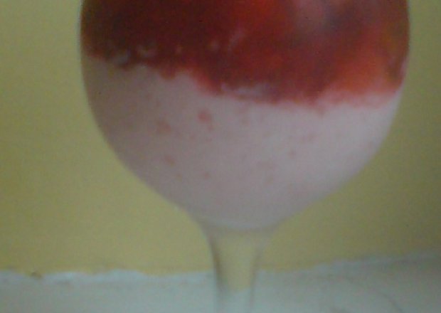 Fotografia przedstawiająca deser truskawkowy