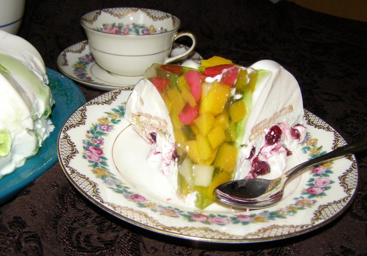 deser twarogowy z cukrem miętowym,żurawiną,owocami i galaretką foto