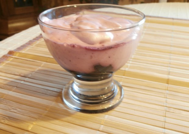 Fotografia przedstawiająca deser wiśniowo-jagodowy