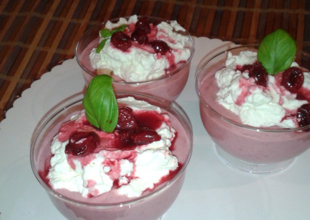 Fotografia przedstawiająca Deser wiśniowo  - jogurtowy