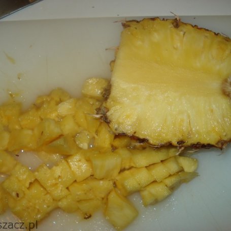 Krok 1 - Deser z ananasem, ciasteczkami i bitą śmietaną foto