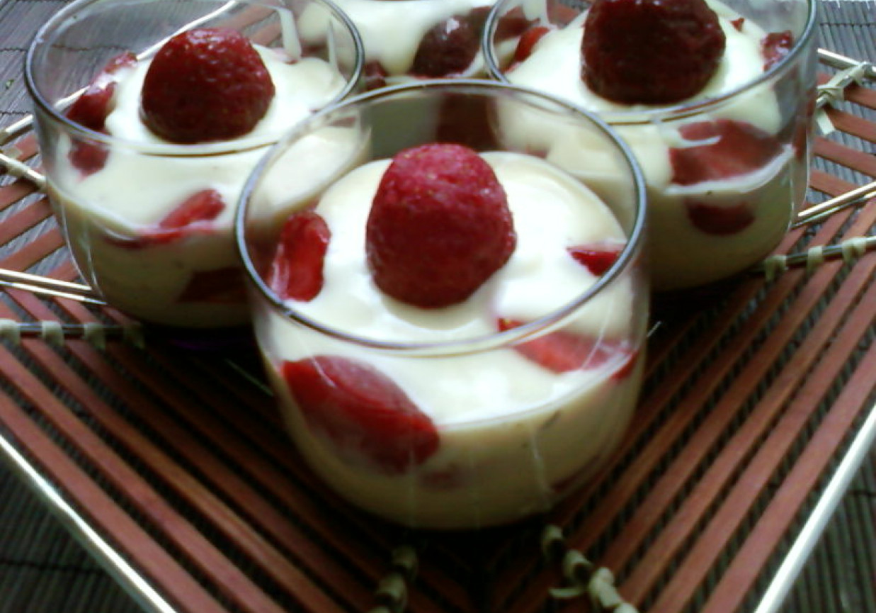 Deser z białą czekoladą i truskawkami foto