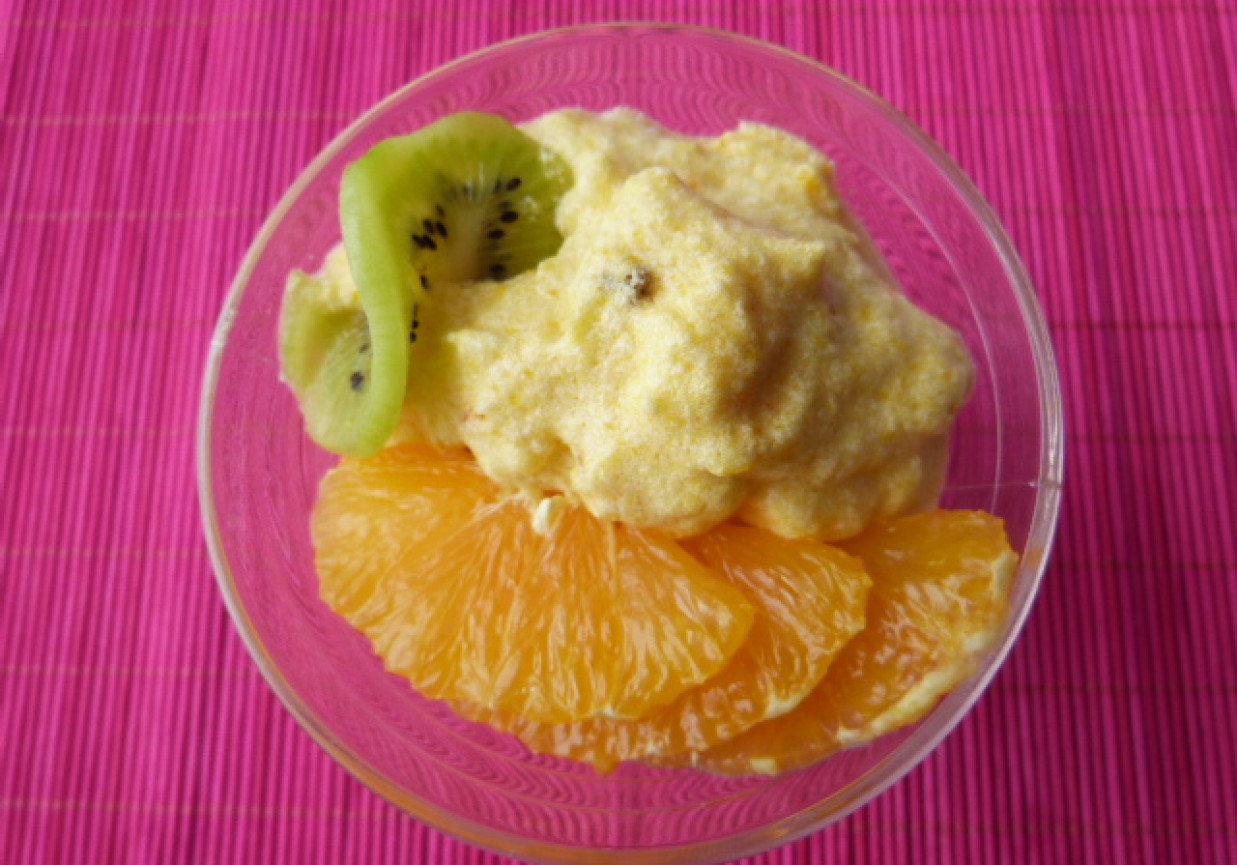 Deser z białek z musem z dyni i owocami foto