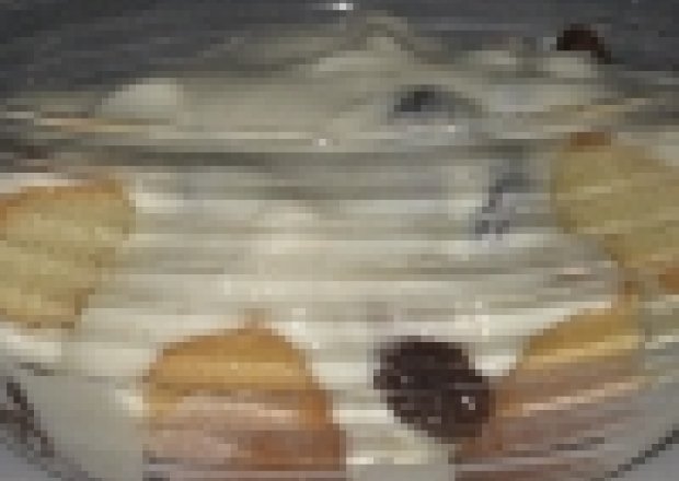 Fotografia przedstawiająca deser z biszkoptów i jogurtu