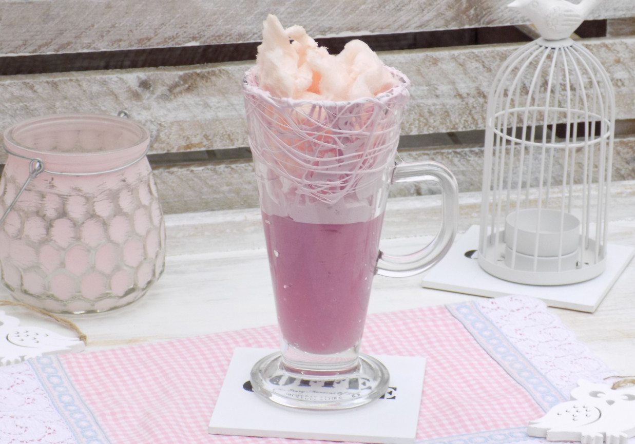 Deser z budyniem, piankami i watą cukrową foto