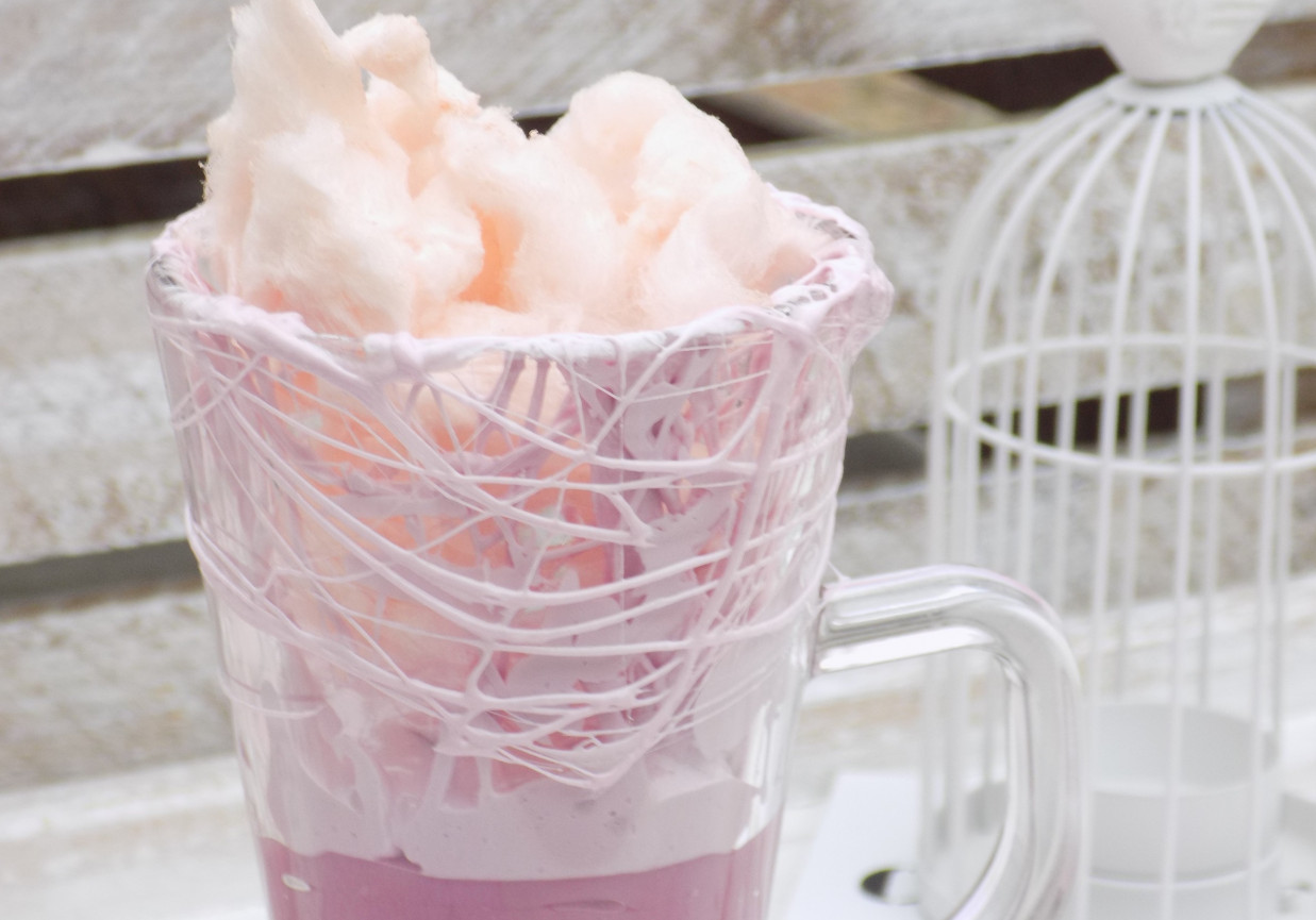 Deser z budyniem, piankami i watą cukrową foto