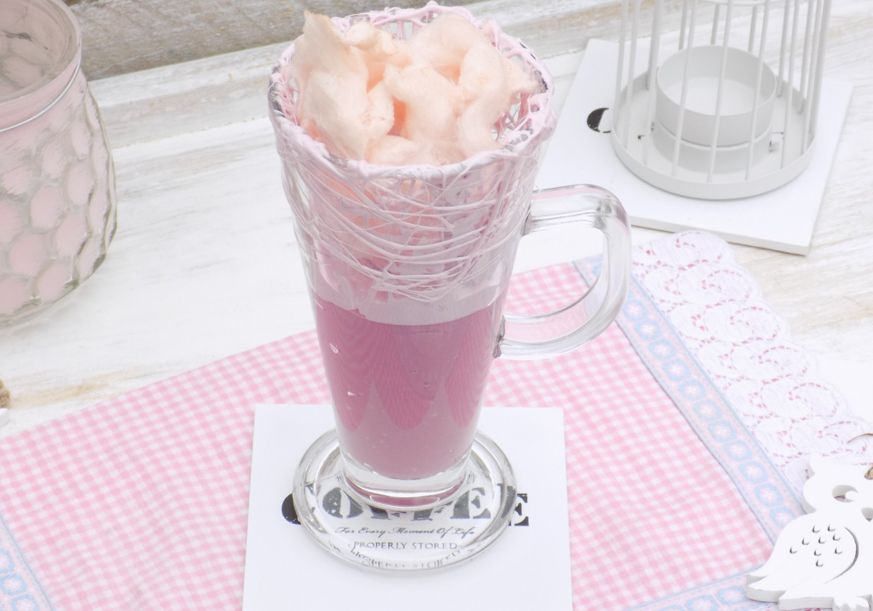 Deser z budyniem, piankami i watą cukrową foto