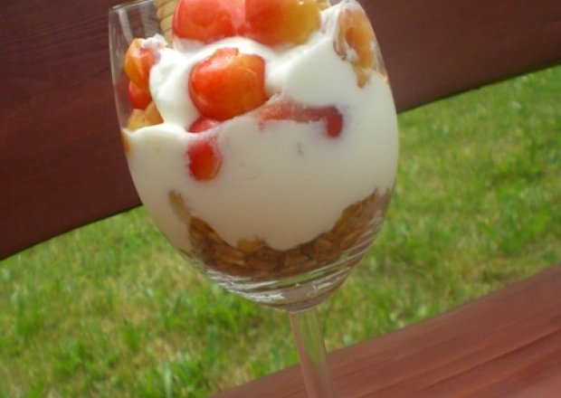 Fotografia przedstawiająca Deser z czereśni, jogurtu i musli
