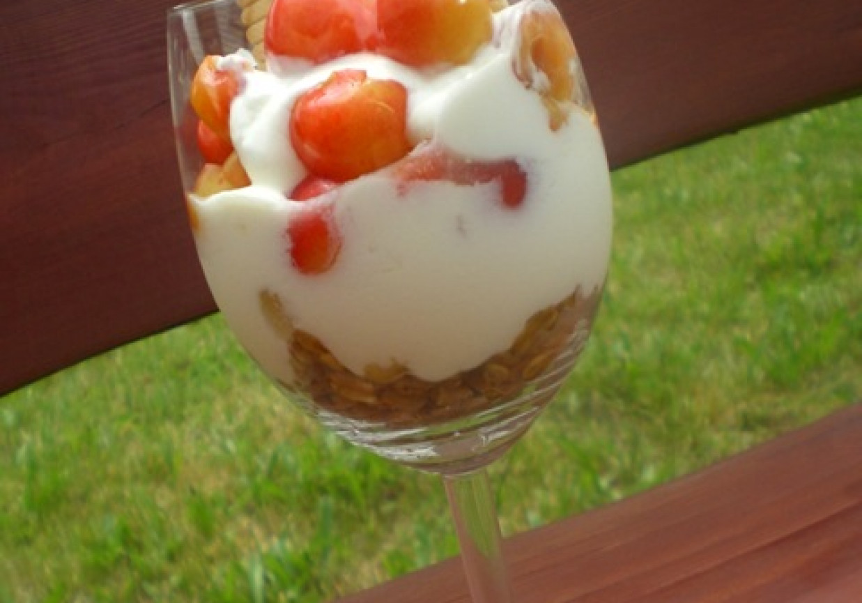 Deser z czereśni, jogurtu i musli foto