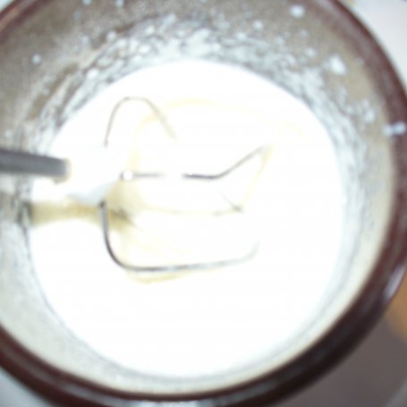 Krok 2 - Deser z galaretką , serkiem mascarpone i truskawkami foto