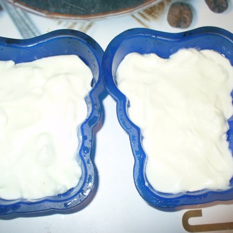 Krok 4 - Deser z galaretką , serkiem mascarpone i truskawkami foto