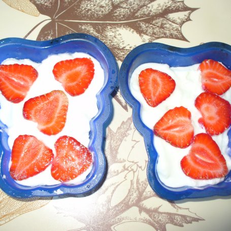 Krok 5 - Deser z galaretką , serkiem mascarpone i truskawkami foto
