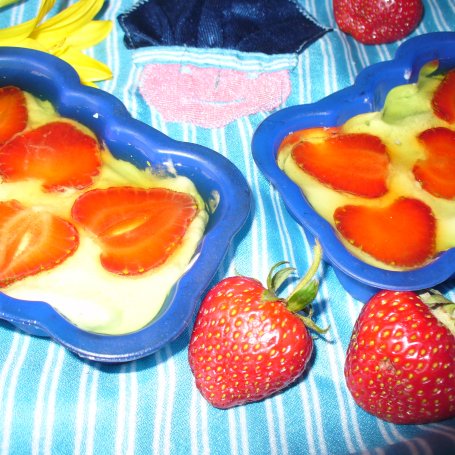 Krok 6 - Deser z galaretką , serkiem mascarpone i truskawkami foto