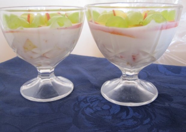 Fotografia przedstawiająca Deser z jogurtem i dodatkiem owoców