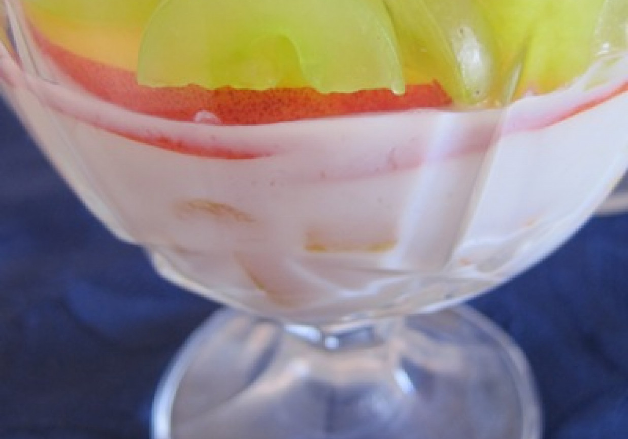 Deser z jogurtem i dodatkiem owoców foto