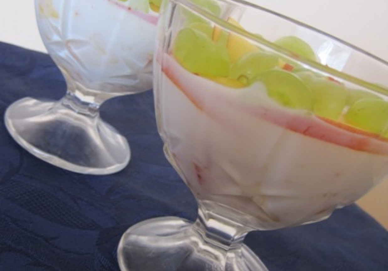 Deser z jogurtem i dodatkiem owoców foto