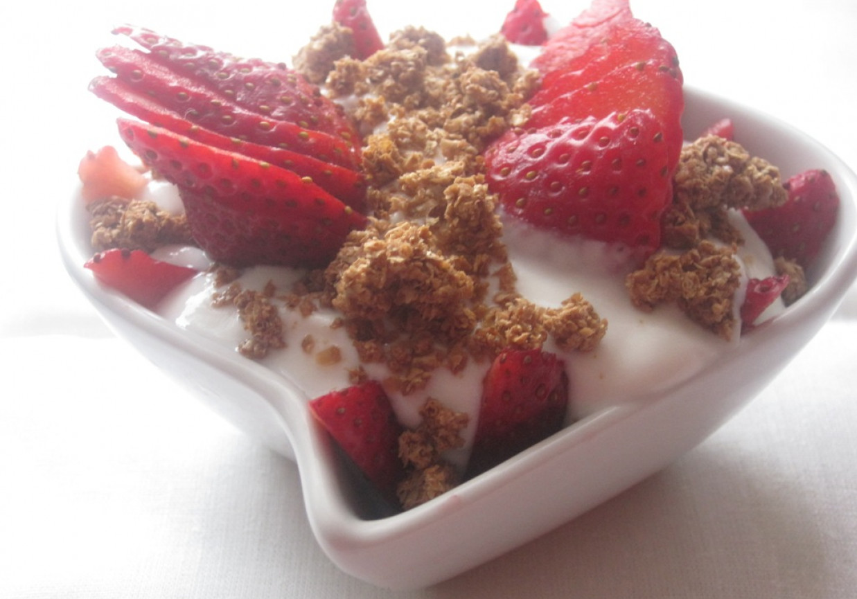 Deser z jogurtem kozim, truskawkami i granulowanymi otrębami foto