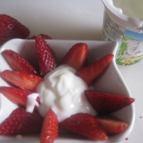 Krok 1 - Deser z jogurtem kozim, truskawkami i granulowanymi otrębami foto