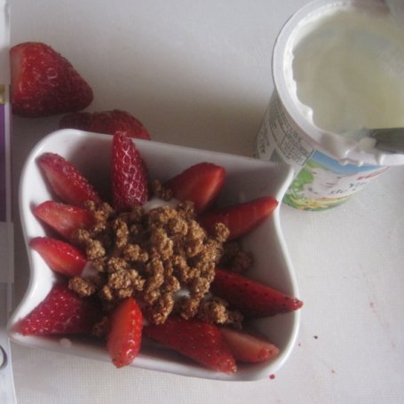 Krok 2 - Deser z jogurtem kozim, truskawkami i granulowanymi otrębami foto