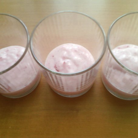 Krok 2 - Deser z jogurtem truskawkowym foto