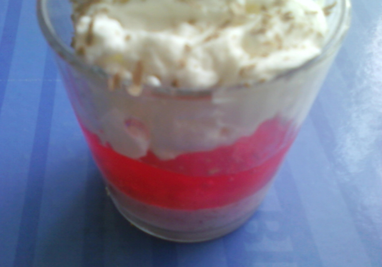 Deser z jogurtem truskawkowym foto