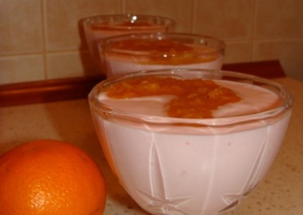 Fotografia przedstawiająca Deser z jogurtowy z musem pomarańczowym