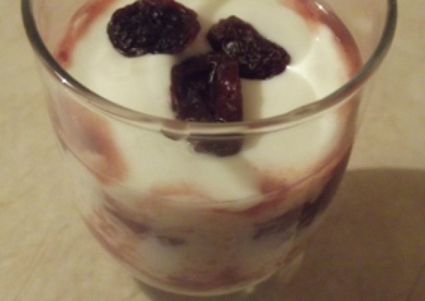 Fotografia przedstawiająca Deser z jogurtu i dżemu truskawkowego