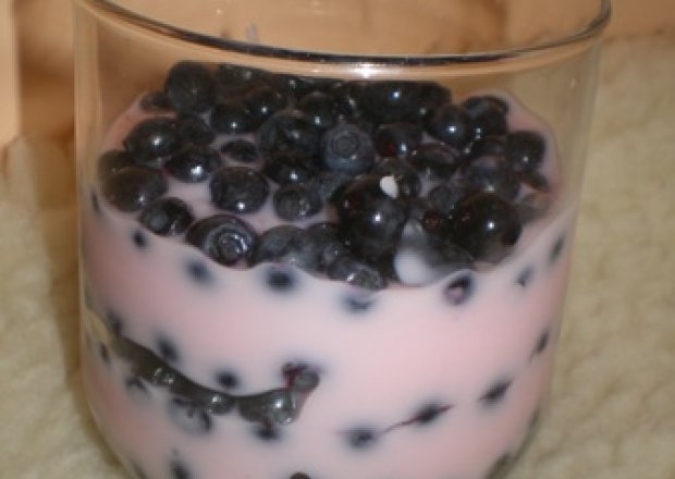 Fotografia przedstawiająca Deser z jogurtu i jagód