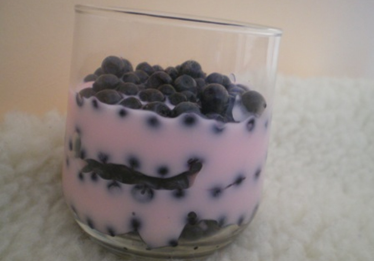 Deser z jogurtu i jagód foto