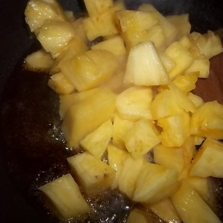 Krok 3 - Deser z karmelizowanym ananasem foto
