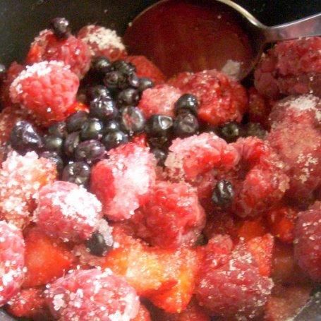 Krok 2 - Deser z kaszki z owocami jagodowymi foto