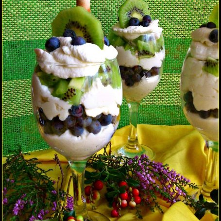 Krok 3 - Deser z kiwi i borówkami foto