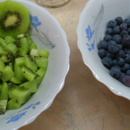 Krok 2 - Deser z kiwi i borówkami foto