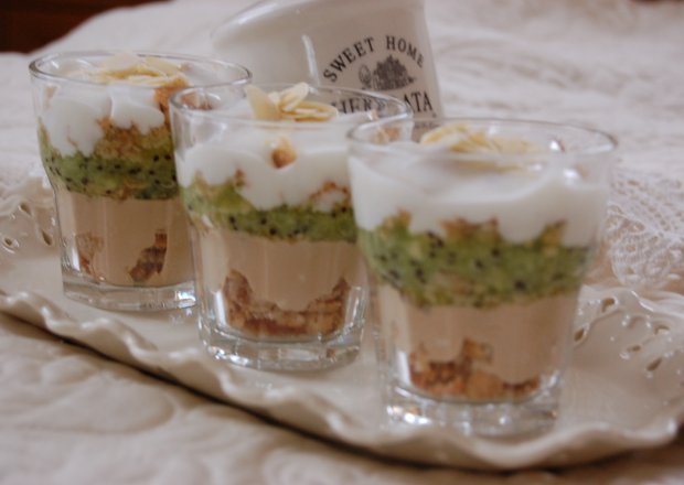 Fotografia przedstawiająca deser z kiwi z sosem jogurtowo-karmelowym