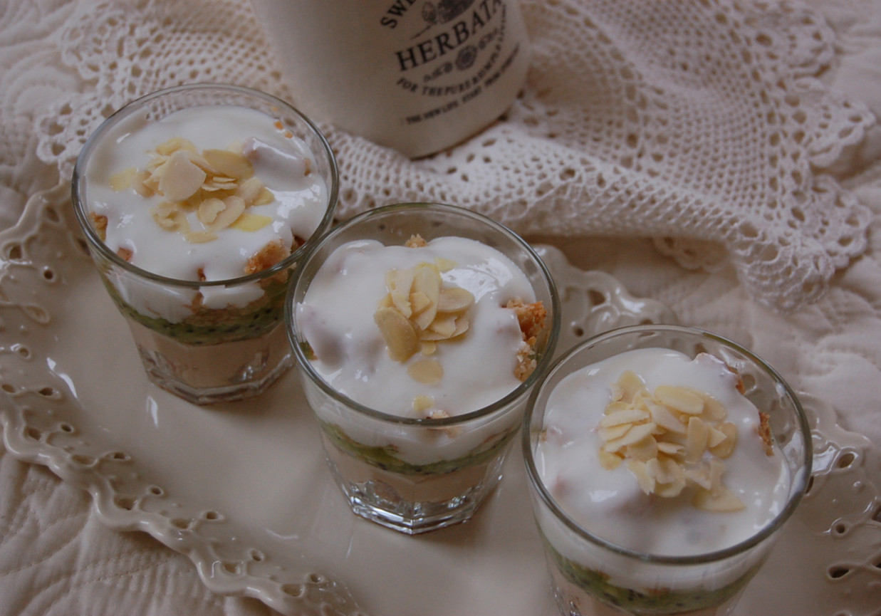 deser z kiwi z sosem jogurtowo-karmelowym foto