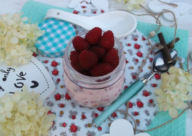 Fotografia przedstawiająca Deser z kruszonką, malinami i jogurtem naturalnym