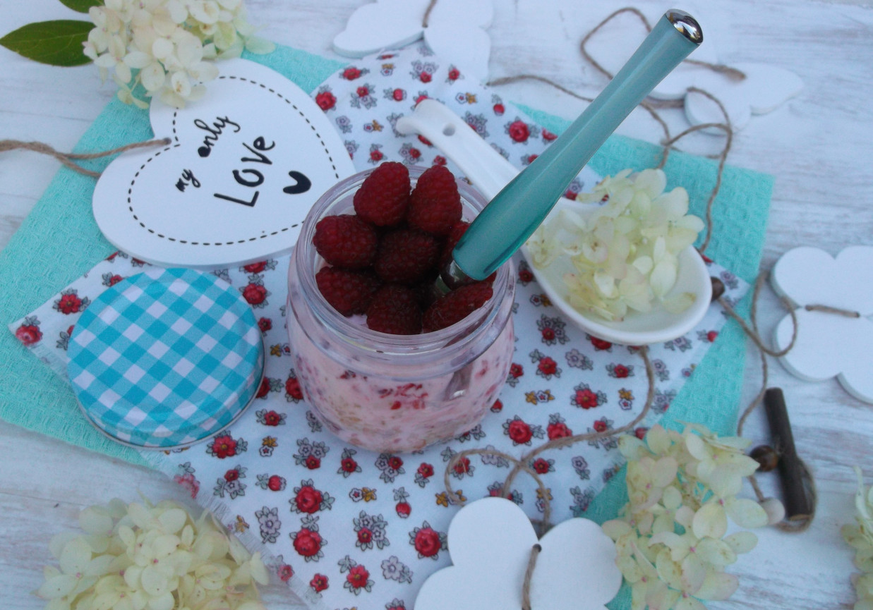 Deser z kruszonką, malinami i jogurtem naturalnym foto