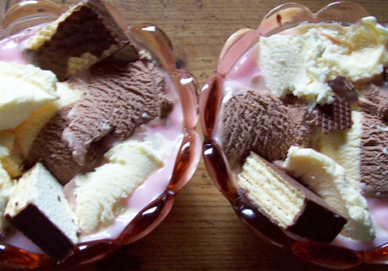 Deser z lodami DoradcaSmaku.pl