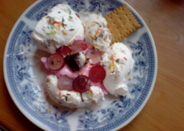 Fotografia przedstawiająca deser z lodów