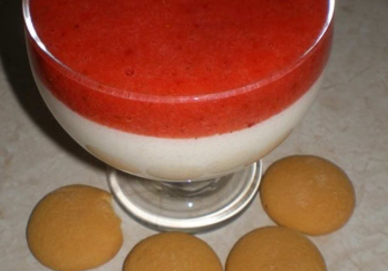 Deser z manny z sosem truskawkowym foto